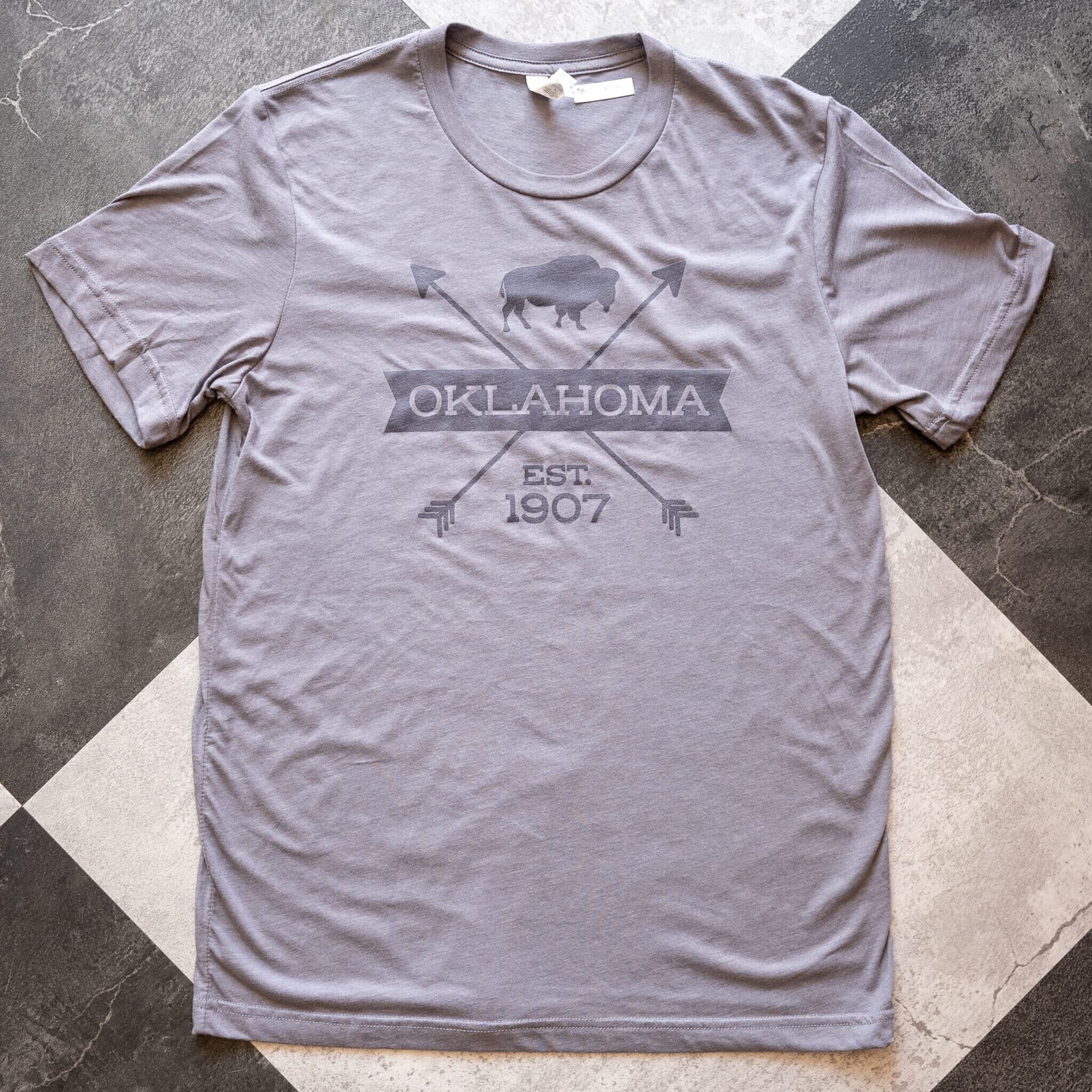 Oklahoma Bison with Crossed Arrows Souvenir Tee, Grey Unisex image